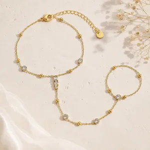 Primer plano detallado de una pulsera de mano de acero chapada en oro de 18k con circonitas