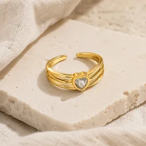 Vista dettagliata di un anello in acciaio inossidabile dorato con zircone a forma di cuore