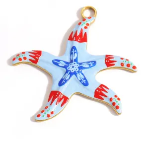 Nahaufnahme eines farbenfrohen Emaille-Seestern-Anhängers mit maritimem Motiv-Thema
