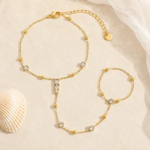 Detalle de una cadena de mano de acero inoxidable chapada en oro de 18k con circonita.