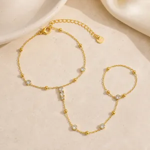 Detalle de una pulsera con anillo de acero de titanio chapado en oro 18K con circones.