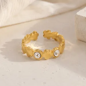 Dettaglio macro di anello regolabile in acciaio inossidabile dorato con zirconi