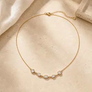 Exquisito collar de acero inoxidable chapado en oro con detalles de circonitas redondas