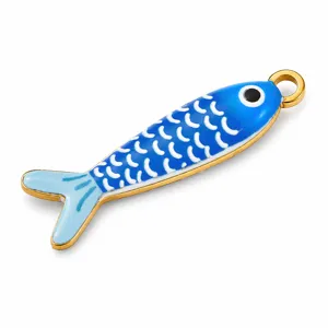 Detaillierte Ansicht eines blauen Emaille-Fisch-Anhängers mit vergoldeten Edelstahlrändern