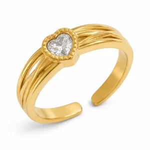 Vista macro dettagliata di un anello in acciaio inossidabile placcato oro 18k con zircone
