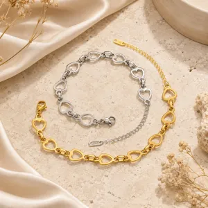 Détail élégant de bracelets à maillons en forme de cœur en acier et or 18 carats