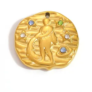 Vue détaillée d'un pendentif signe du zodiaque Verseau doré 18 carats avec cristaux
