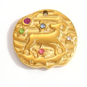 Vue détaillée du pendentif zodiaque Bélier avec strass colorés et plaqué or 18K