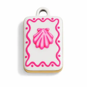 Detalle de colgante de esmalte de concha rosa con borde festoneado y acabado dorado