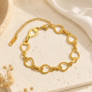 Vue détaillée d'un bracelet en acier doré avec des maillons en forme de cœur.
