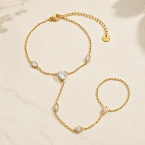 Primer plano de pulsera de mano de acero inoxidable con circonitas corazón y marquise.
