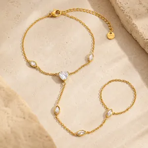 Primer plano de la cadena de mano de acero dorado con circonitas de corazón y marquesa
