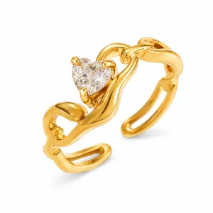 Vista macro detallada de un anillo dorado con circón de corazón y banda ajustable