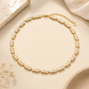 Detalle del collar de acero inoxidable dorado con circonitas de corte marquise