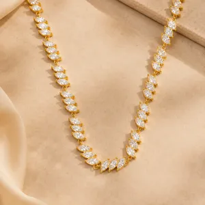 Primer plano de pulsera de acero de titanio chapada en oro con circonitas marquesa