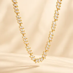 Macro de una pulsera de acero de titanio chapada en oro con elegantes piedras circón