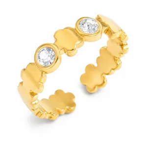 Gros plan d'une bague en acier titane plaqué or avec zircons ronds transparents