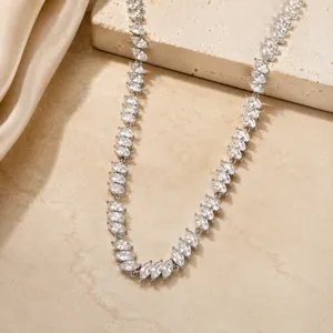 Vista detallada de una elegante pulsera de acero de titanio con circonitas de talla marquesa.