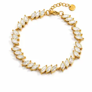 Primer plano detallado de una pulsera de acero inoxidable bañada en oro con circonitas marquise.