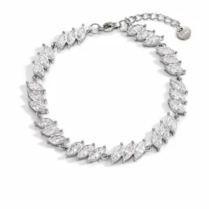Vista detallada de pulsera de acero inoxidable plateada con circonitas corte marquesa