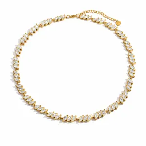 Elegante collar de acero de titanio chapado en oro con circonitas de corte marquise detalle