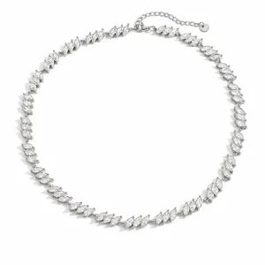 Detalle de primer plano de circonitas corte marquesa en un elegante collar plata
