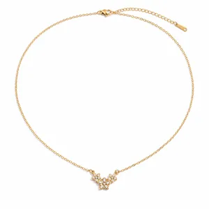 Vista detallada de un collar de acero inoxidable dorado con colgantes de pétalos de circonita