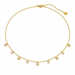 Detalle del collar de acero inoxidable dorado con dijes de estrellas y circonitas