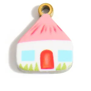 Primo piano del ciondolo a forma di casa in acciaio inossidabile colorato per gioielli fai-da-te