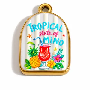 Dettaglio del ciondolo tropicale in acciaio inossidabile con design ananas e cocktail