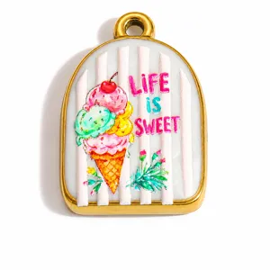 Primo piano di un ciondolo d'oro ad arco con illustrazione di gelato e testo Life is Sweet