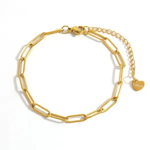 Dettaglio del bracciale a catena a graffetta in acciaio inox dorato con un cuore