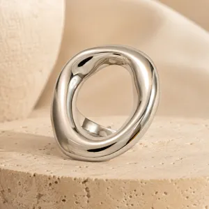 Primo piano di un audace anello geometrico in acciaio inossidabile argento