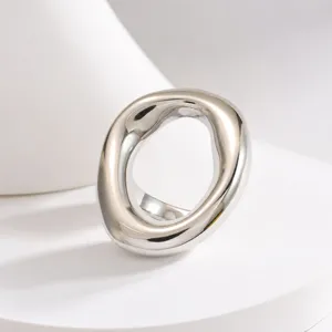 Dettaglio macro di un anello geometrico in acciaio inossidabile argento su base bianca