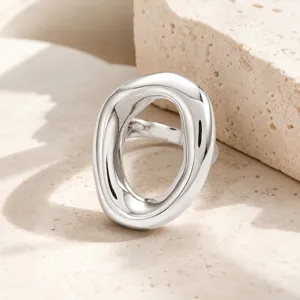 Primo piano di un anello ovale geometrico argento con finitura lucida su pietra