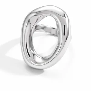 Dettaglio ravvicinato di un anello geometrico irregolare in acciaio al titanio.