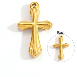 Détail d'un pendentif en forme de croix en acier doré montrant l'avant et l'arrière