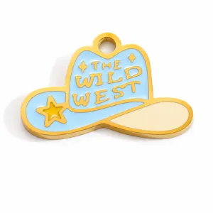 Détail d'un pendentif chapeau de cowboy en émail bleu clair avec bords dorés.