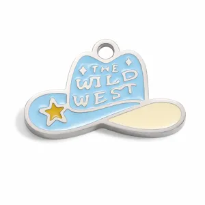 Gros plan détaillé d'un pendentif chapeau de cowboy émaillé bleu avec le texte "The Wild West"