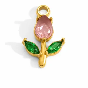 Vue détaillée d'un pendentif fleur tulipe avec cristaux roses et verts plaqués or