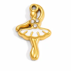 Détail d'un pendentif ballerine doré avec jupe en émail blanc et cristaux brillants.