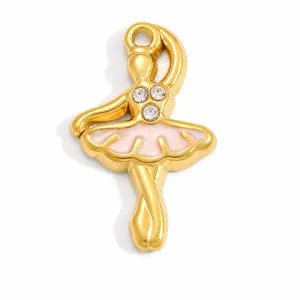Vue détaillée d'un pendentif de danseuse de ballet dorée avec émail rose et cristaux
