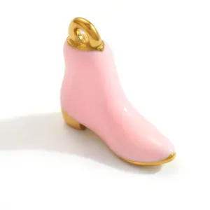 Détail d'une breloque en forme de botte en émail rose avec anneau doré pour bijoux DIY