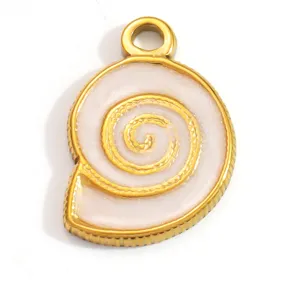 Vue macro détaillée d'un pendentif en forme de coquillage doré avec émail pailleté blanc.
