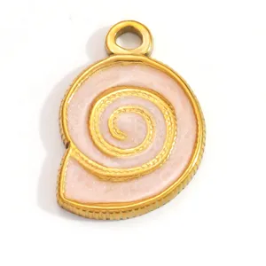 Vue rapprochée d'un pendentif coquillage doré avec une texture de druzy rose détaillée