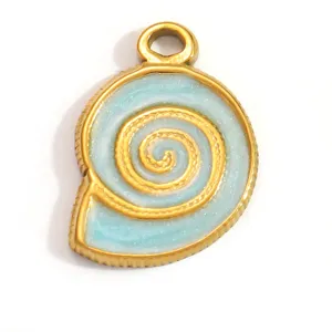 Gros plan d'un pendentif spirale en acier titane doré avec émail bleu scintillant