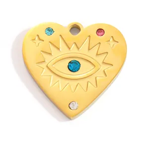 Gros plan d'un pendentif cœur doré avec motif œil protecteur et strass colorés