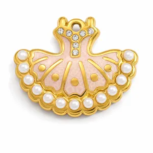 Vue détaillée d'un pendentif robe de ballet doré orné de perles et de cristaux clairs