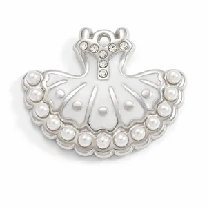 Vue détaillée du pendentif tutu de ballet argenté avec perles et cristaux