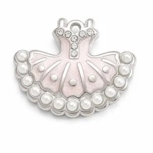 Vue détaillée d'un pendentif robe de ballet en émail rose avec perles et cristaux